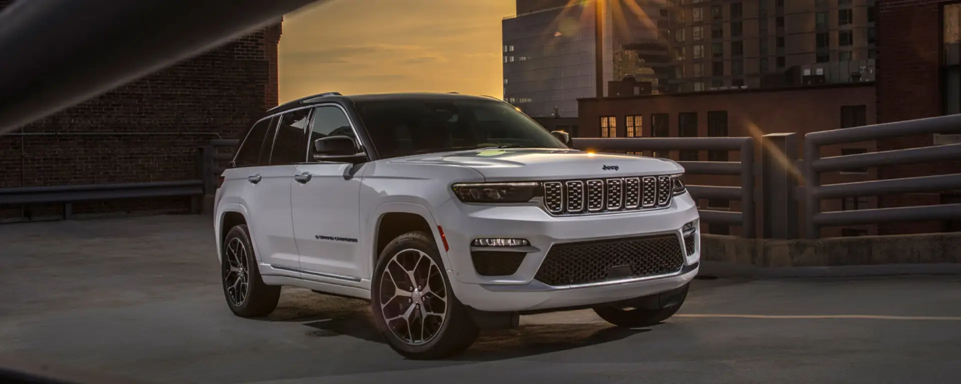 Jeep Grand Cherokee 2.0 Plug-in Hybrid Overland Tua da €94.000 oppure con Finanziamento da €0 al mese per i primi 24 mesi e anticipo €47.000